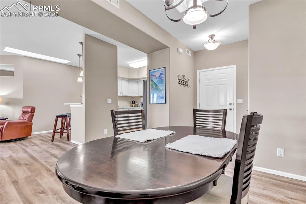 Image 14 of 34: Dining Area