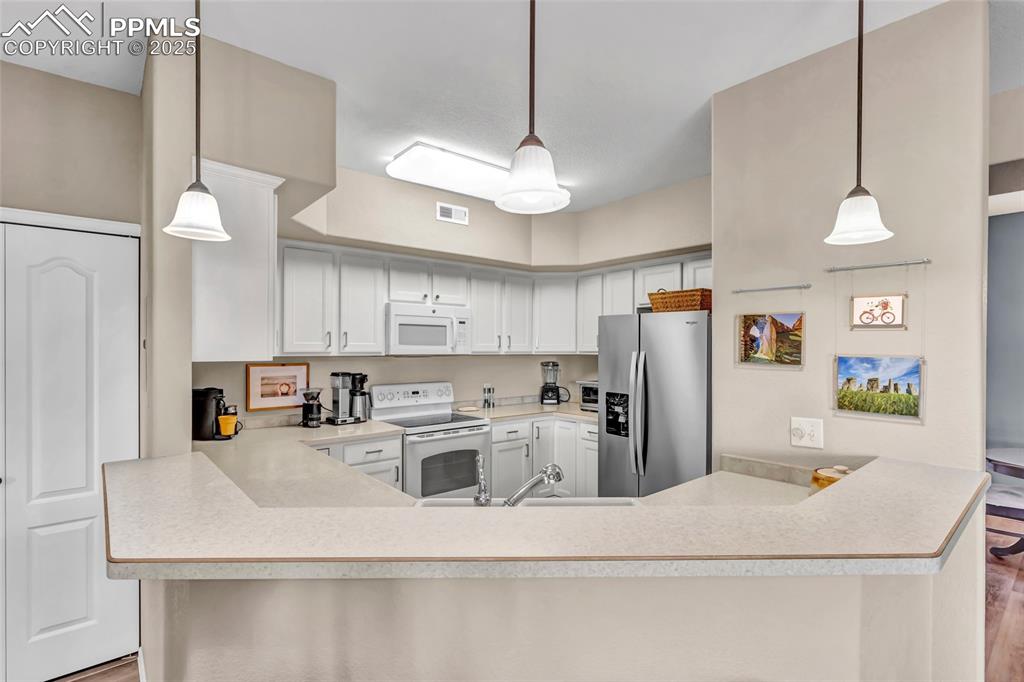 Image 16 of 34: Kitchen