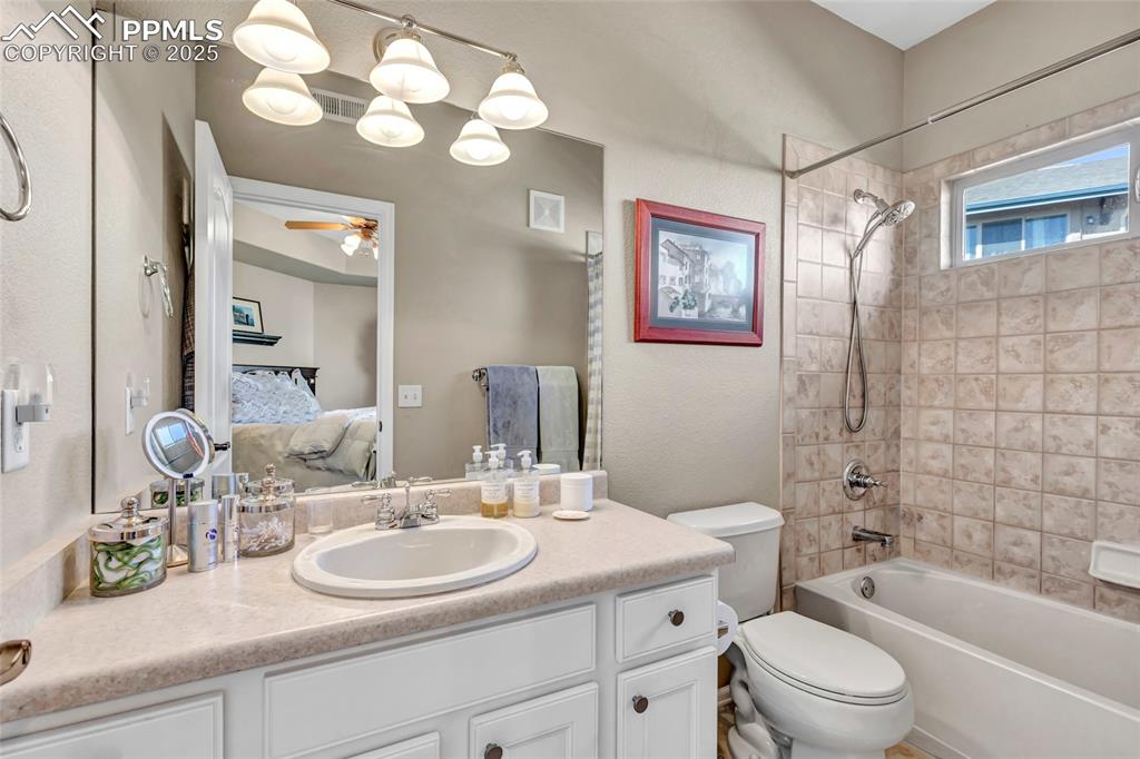 Image 23 of 34: Bathroom