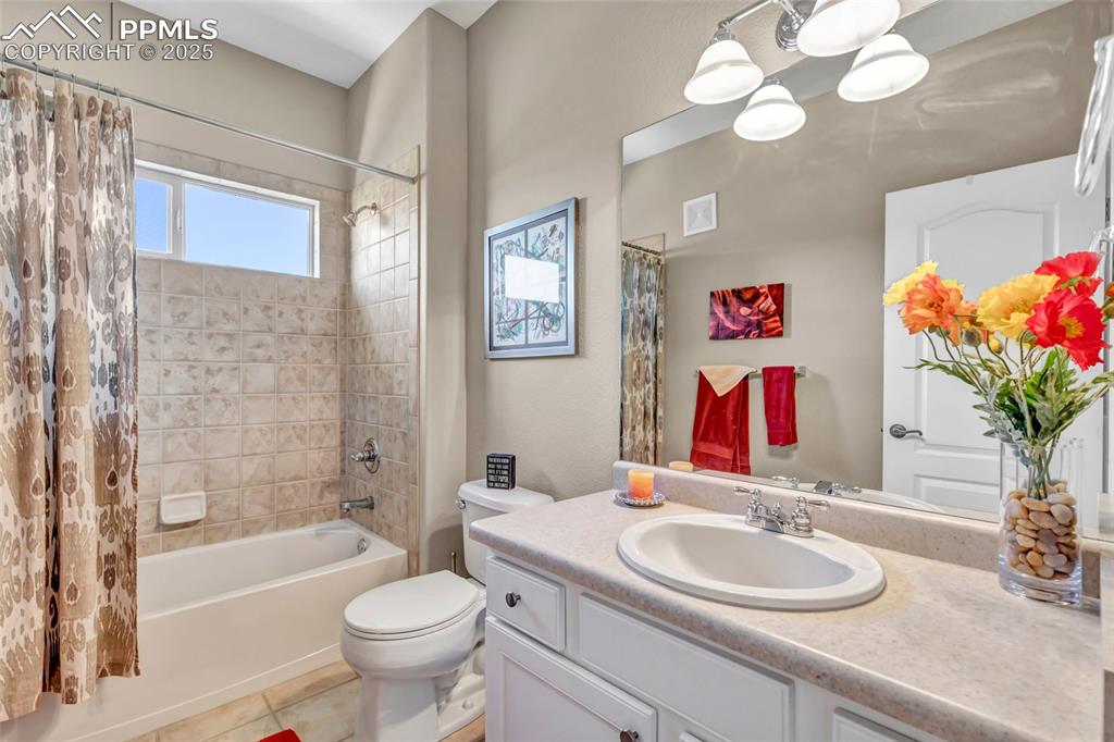 Image 28 of 34: Bathroom