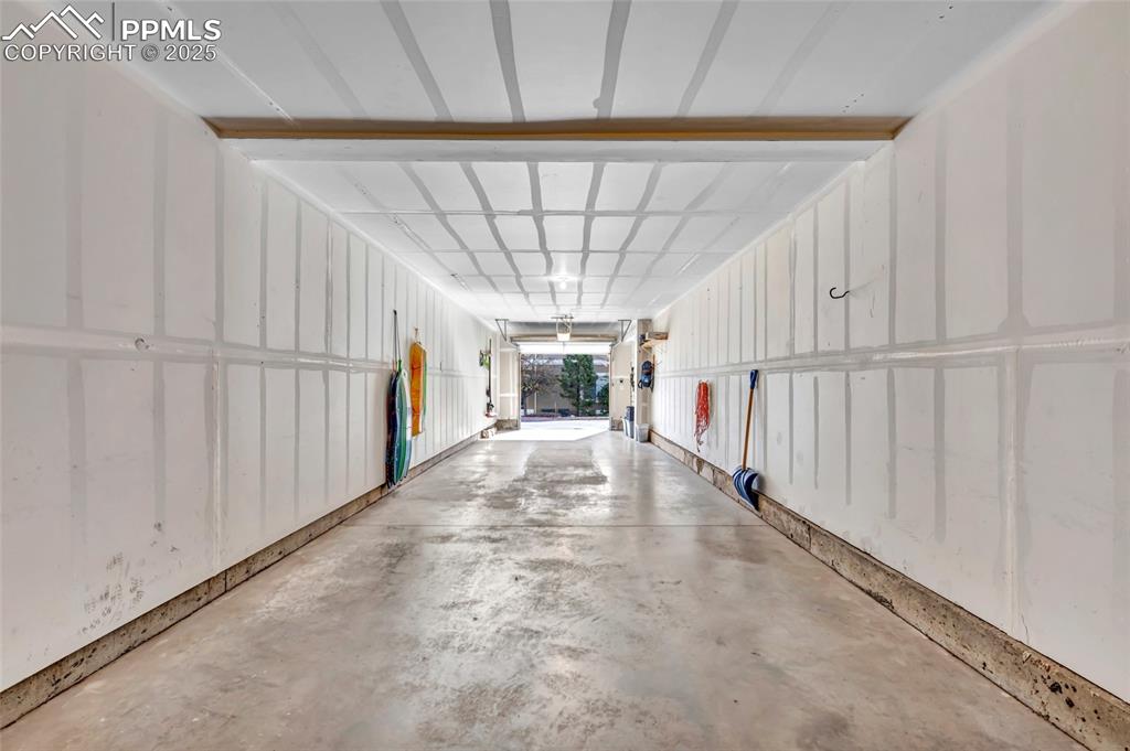 Image 32 of 34: Garage