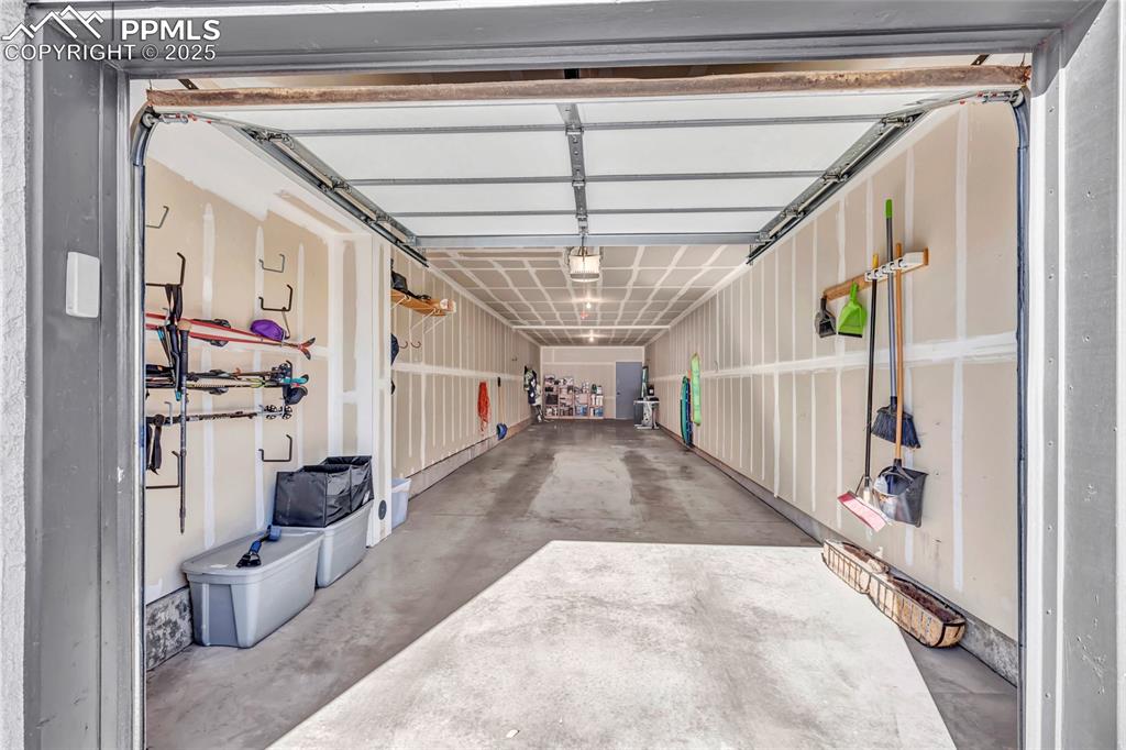 Image 33 of 34: Garage