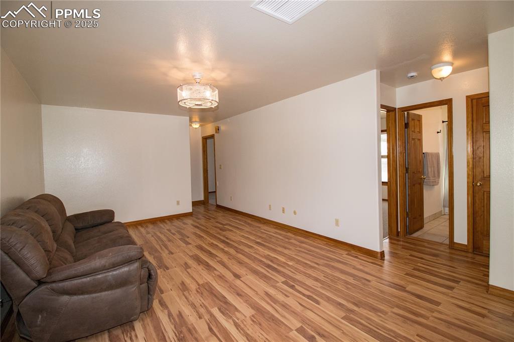 Image 18 of 45: Sitting Room