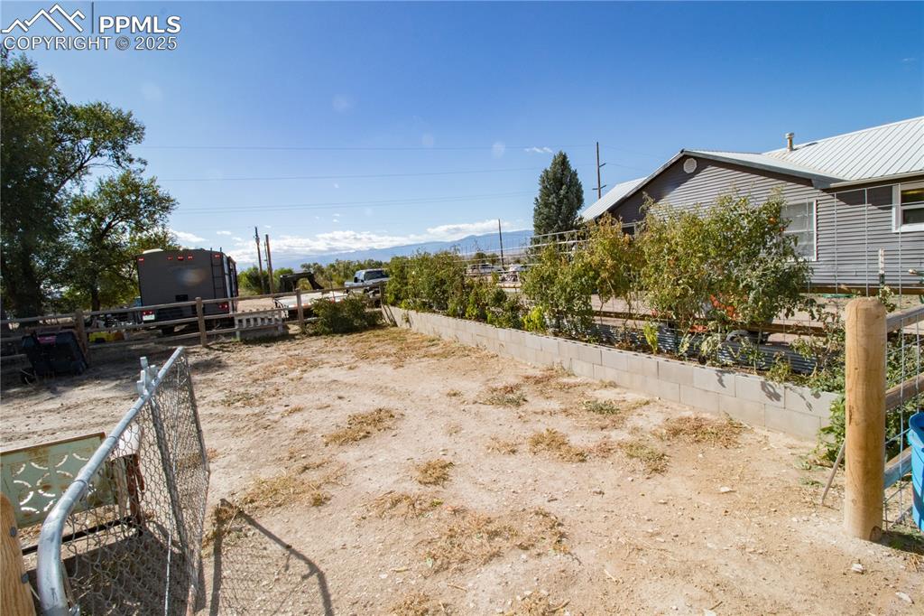 Image 33 of 45: Yard