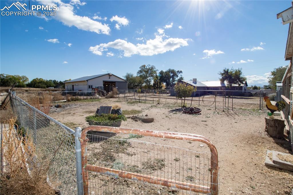 Image 40 of 45: Yard