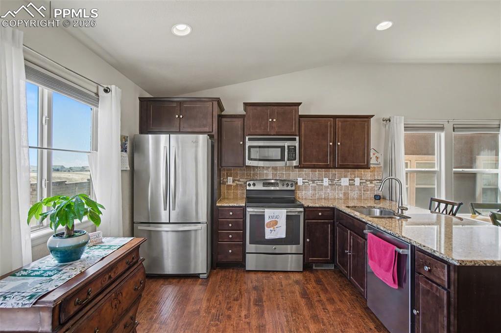 Image 10 of 30: Kitchen