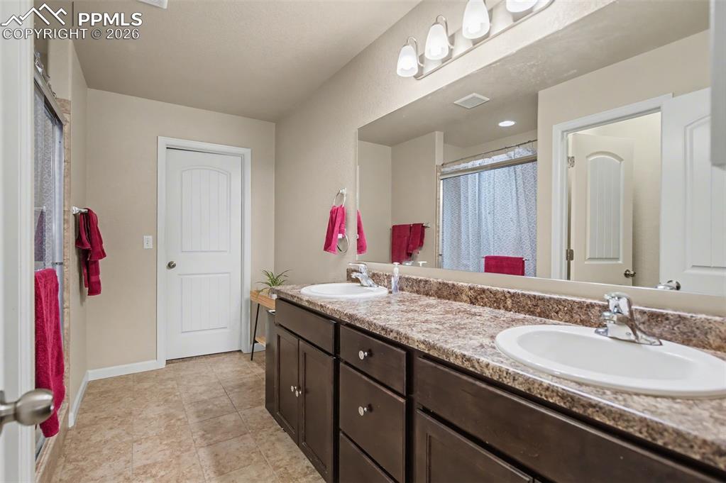 Image 18 of 30: Bathroom
