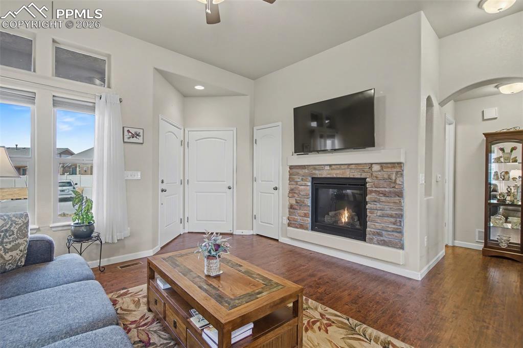 Image 7 of 30: Living Room