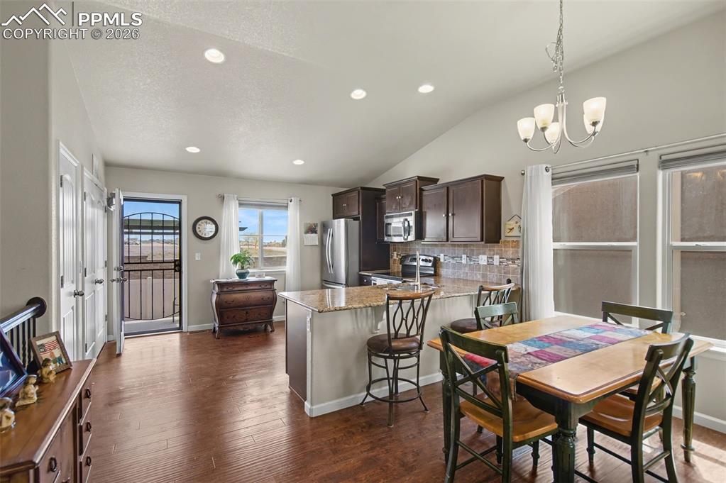 Image 8 of 30: Dining Area