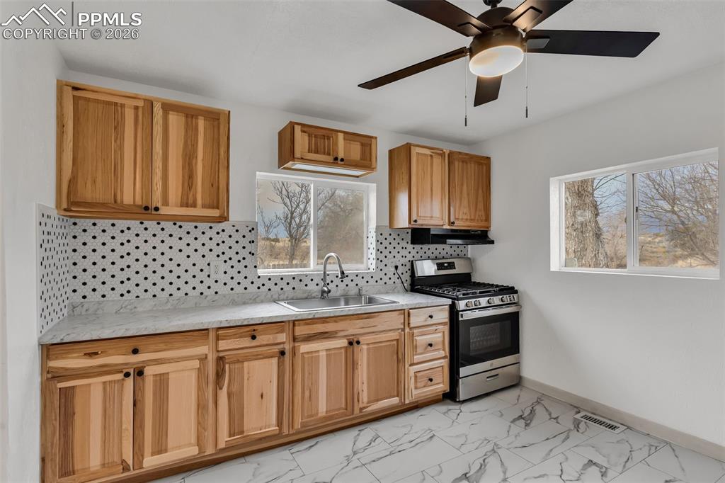 Image 14 of 37: Kitchen