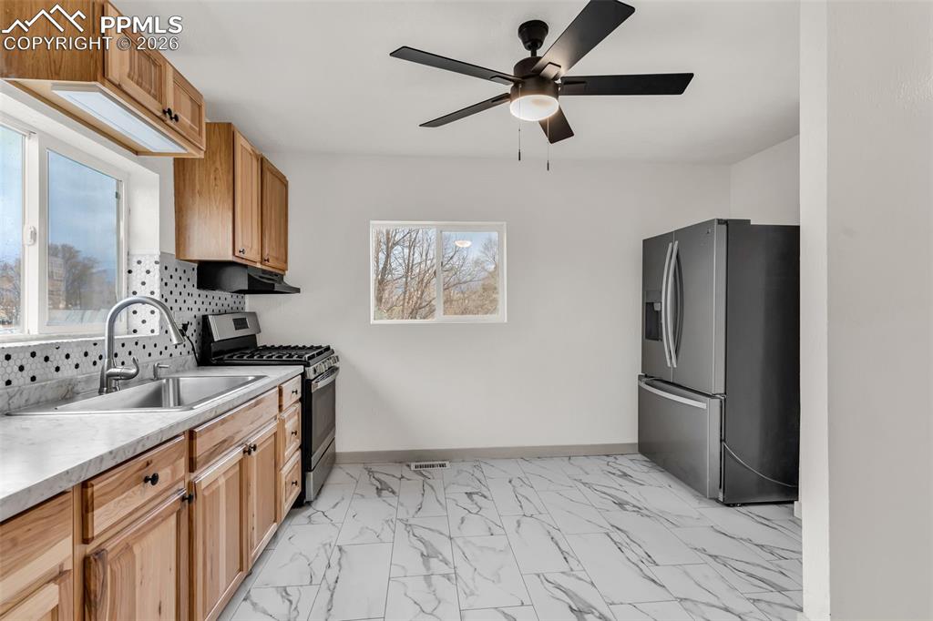 Image 15 of 37: Kitchen