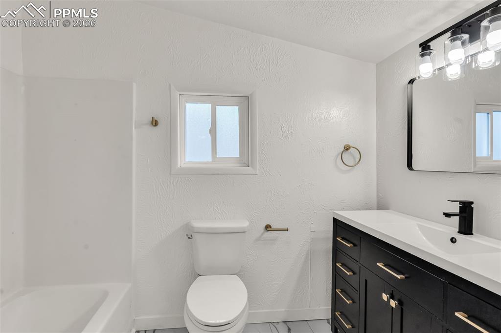 Image 19 of 37: Bathroom