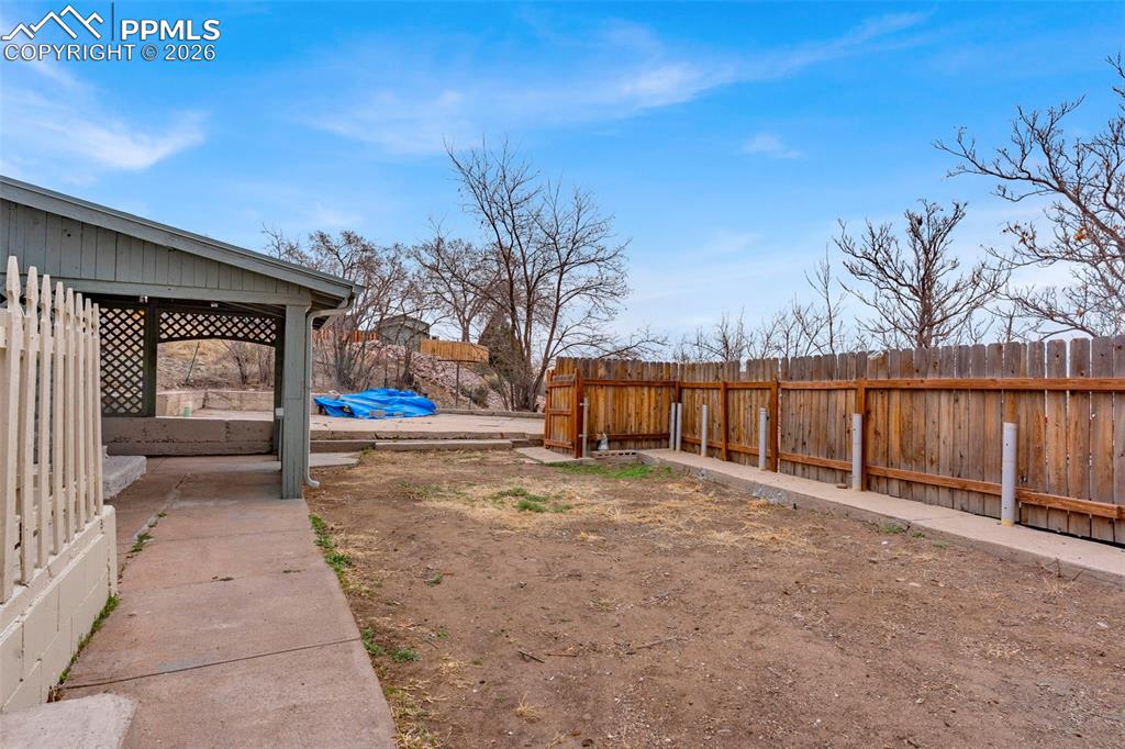 Image 24 of 37: Yard