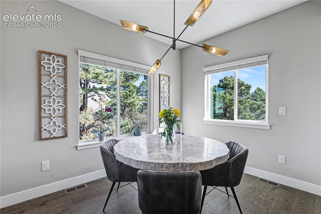 Image 21 of 48: Dining Area
