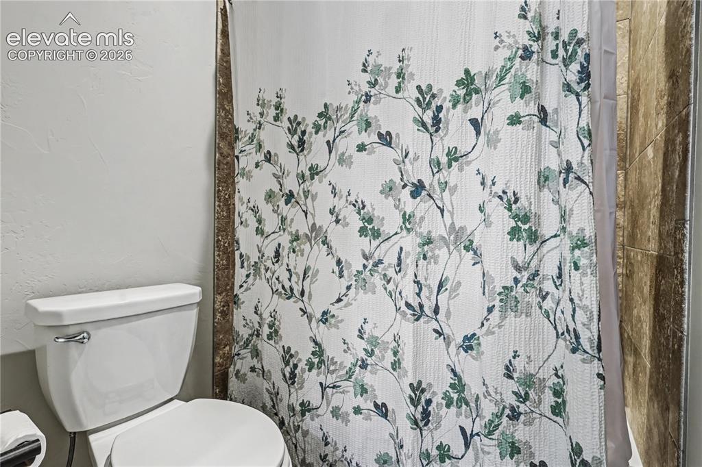 Image 35 of 48: Bathroom