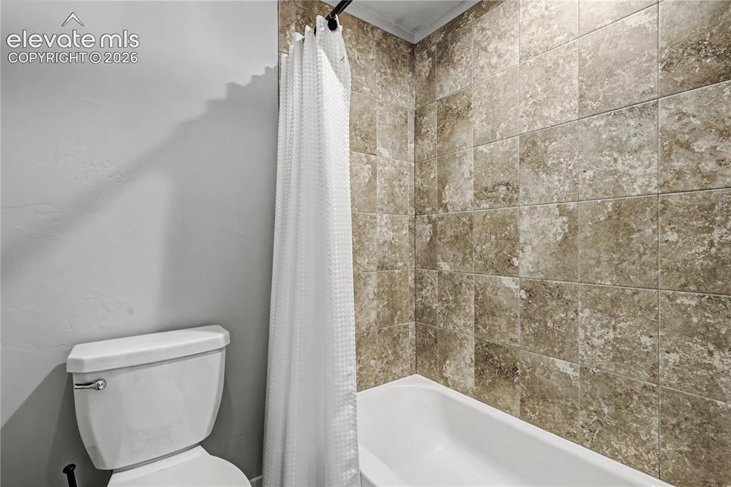 Image 43 of 48: Bathroom