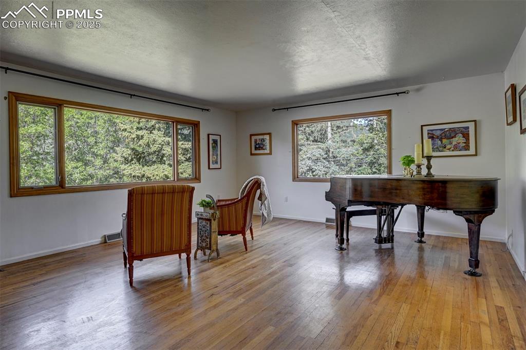 Image 12 of 50: Oversized framed windows provide spectacular views and flood the room with