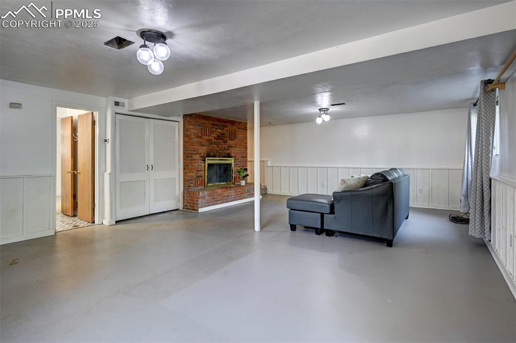 Image 40 of 50: Huge Family/Rec Room with space for a game area, or home office.