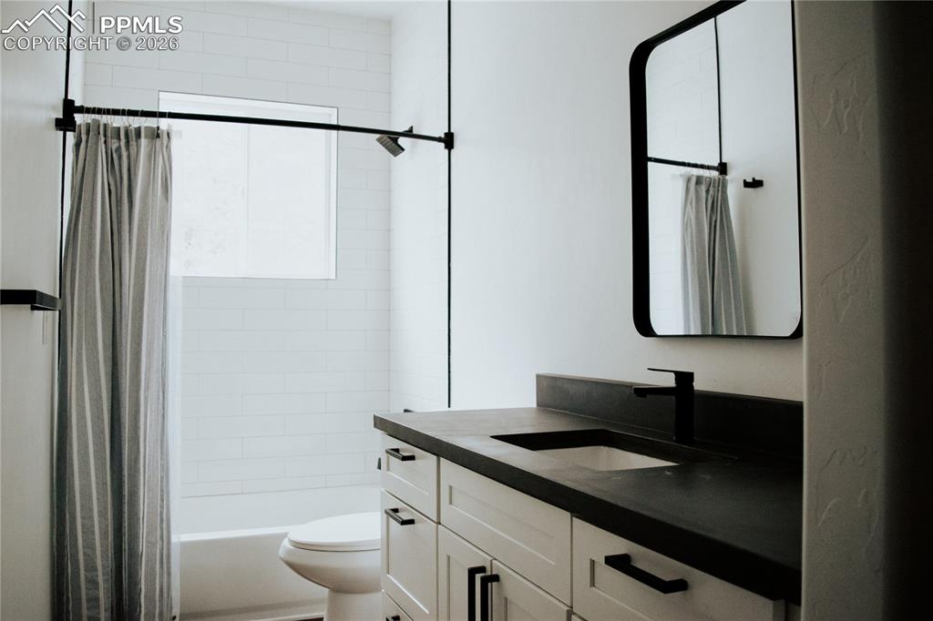 Image 23 of 42: Bathroom