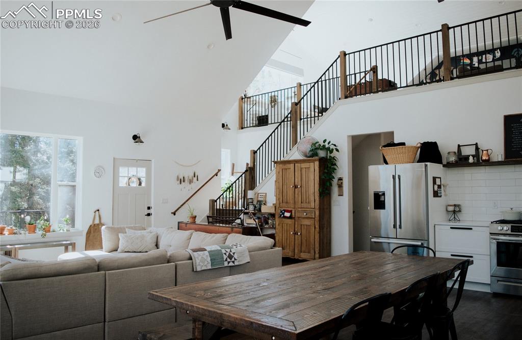 Image 5 of 42: Dining Area