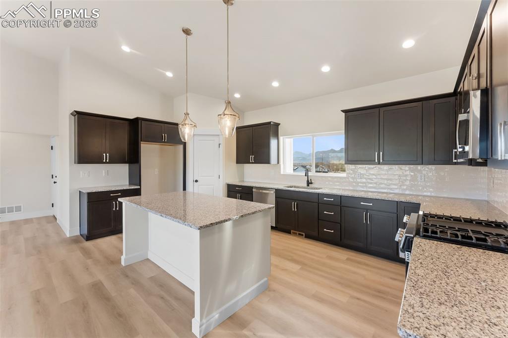 Image 4 of 39: Kitchen