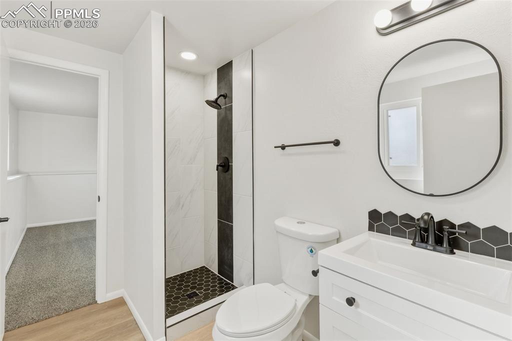 Image 27 of 35: Sleek walk-in shower design