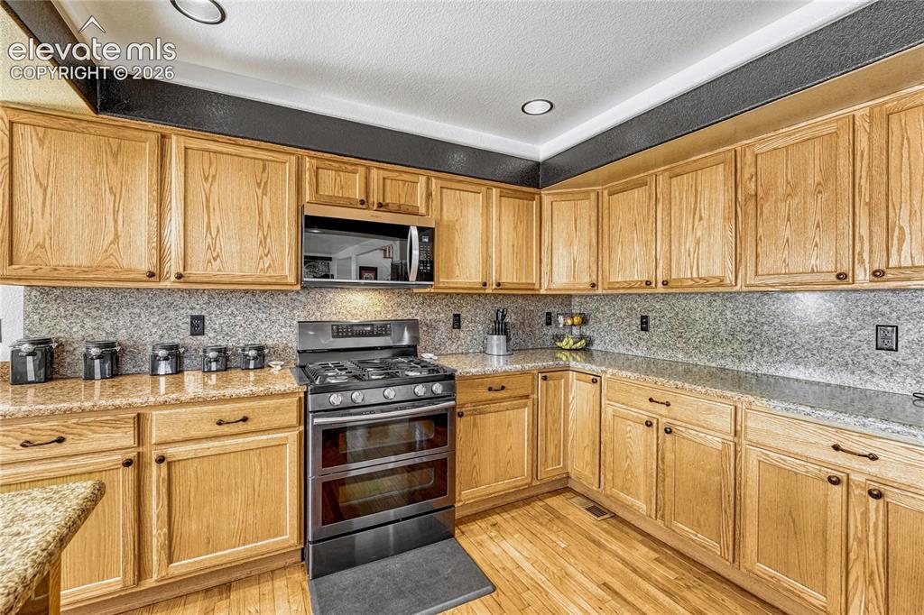 Image 17 of 47: Kitchen