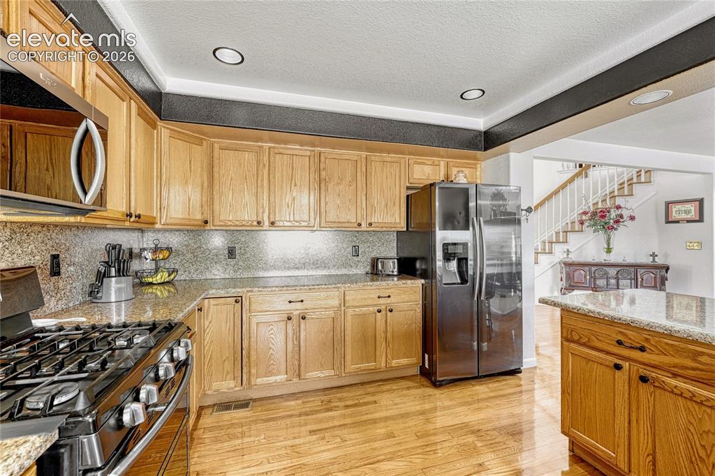 Image 18 of 47: Kitchen