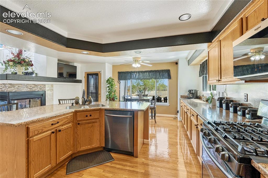 Image 19 of 47: Kitchen
