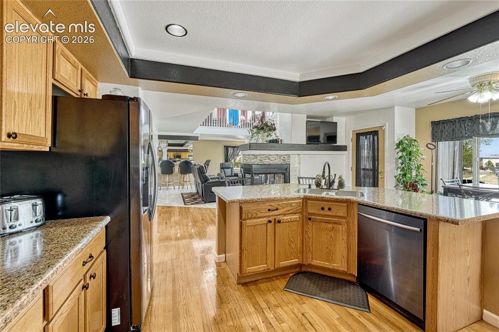 Image 20 of 47: Kitchen