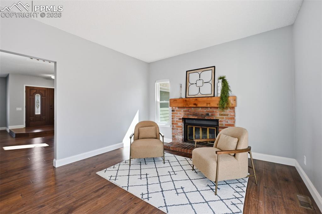 Image 8 of 44: Sitting Room