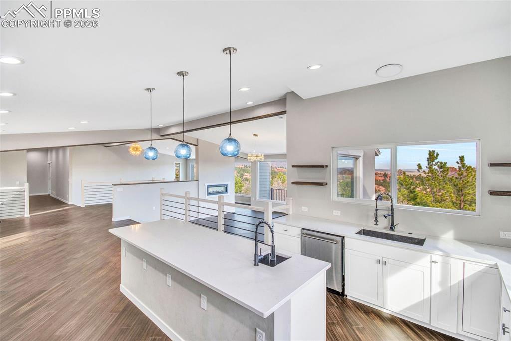 Image 21 of 50: Kitchen