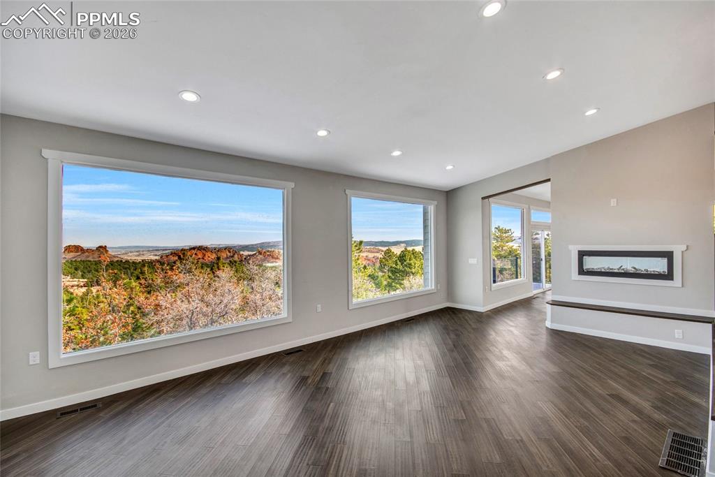 Image 26 of 50: Living Room