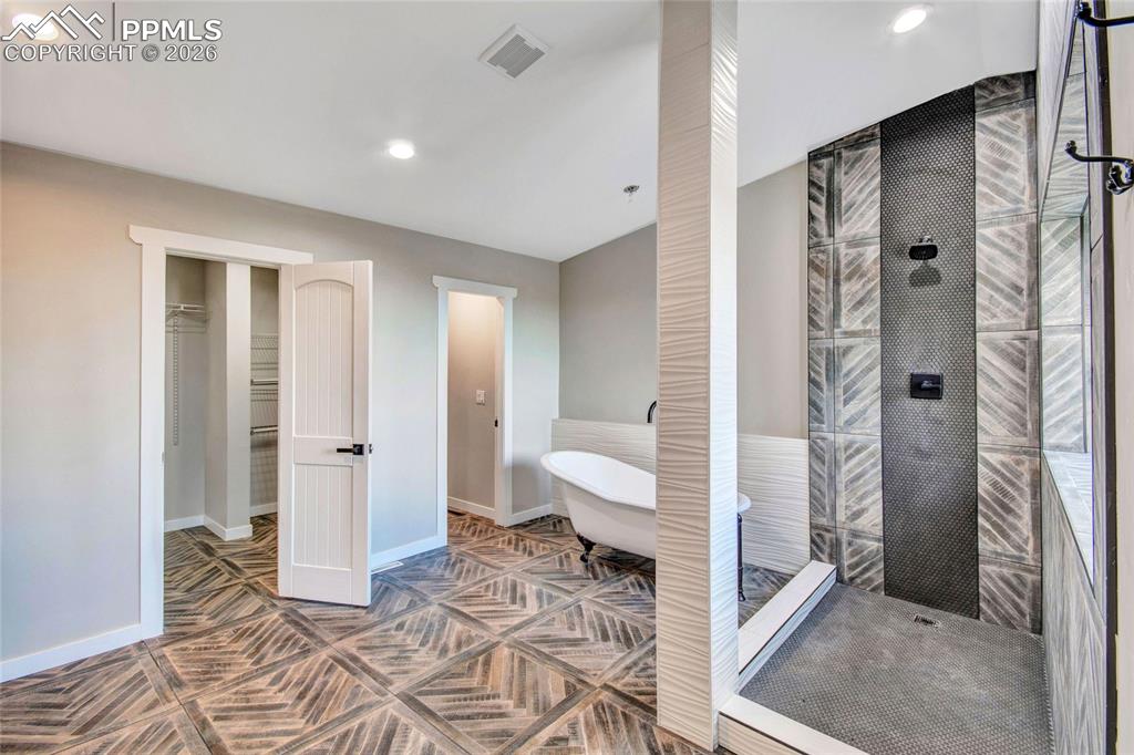 Image 35 of 50: Bathroom