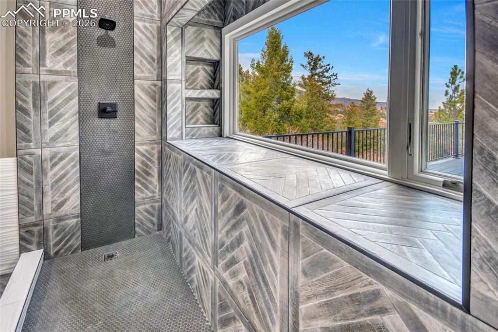 Image 39 of 50: Bathroom