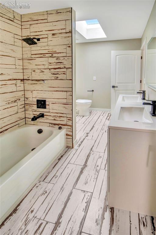 Image 40 of 50: Bathroom