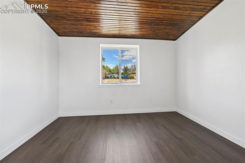 Image 11 of 21: Xtra room in the primary room. 