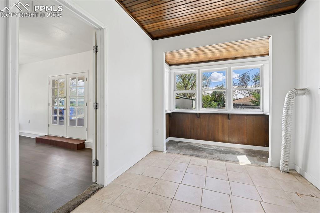 Image 16 of 21: Laundry room