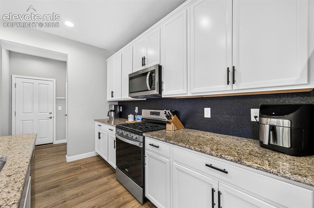 Image 10 of 50: Kitchen