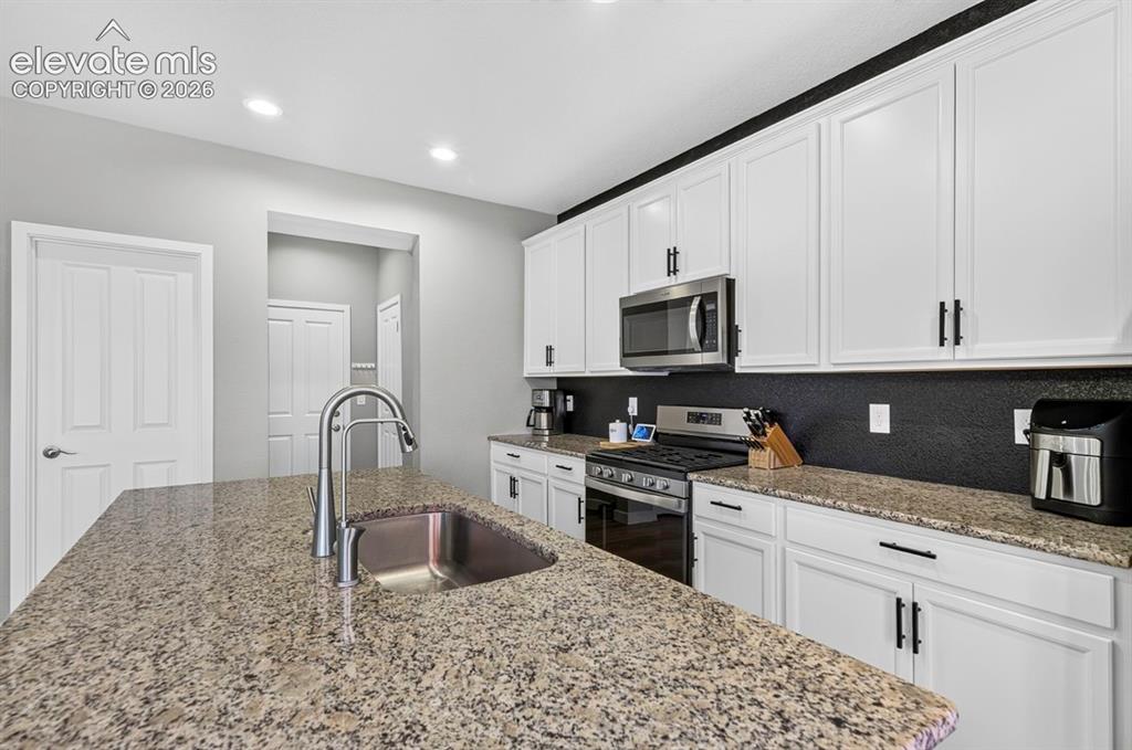 Image 12 of 50: Kitchen