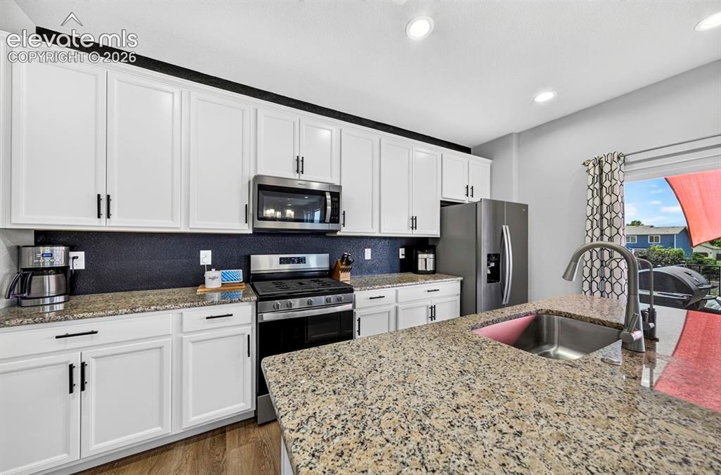 Image 15 of 50: Kitchen