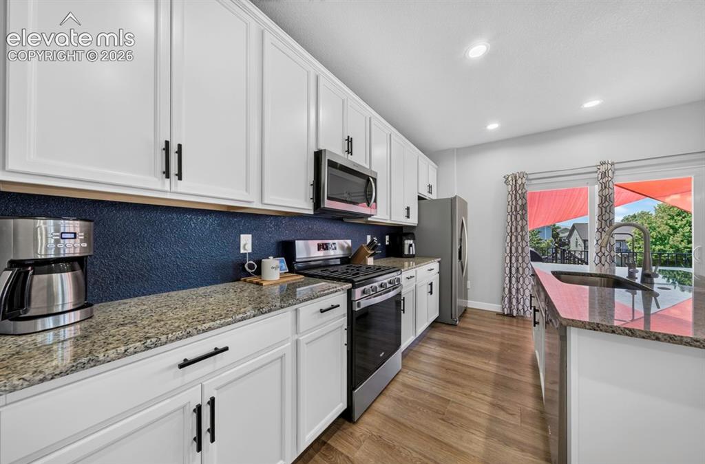 Image 16 of 50: Kitchen