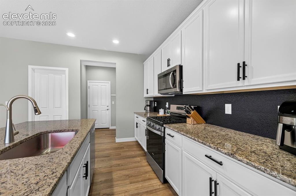 Image 9 of 50: Kitchen