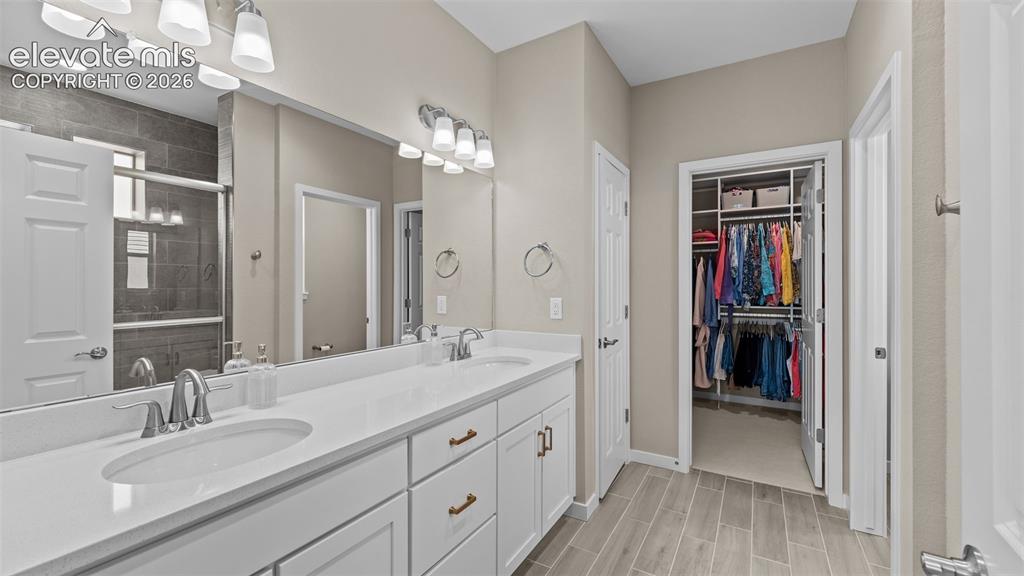 Image 12 of 38: Bathroom