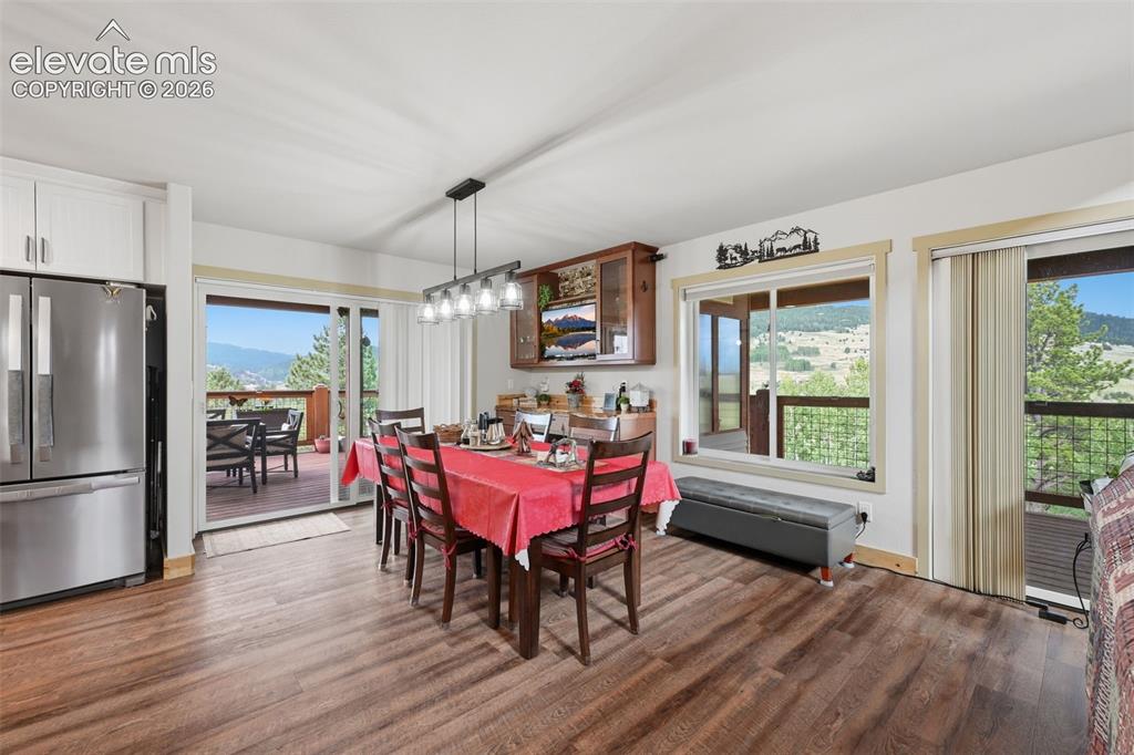 Image 10 of 50: Dining Area