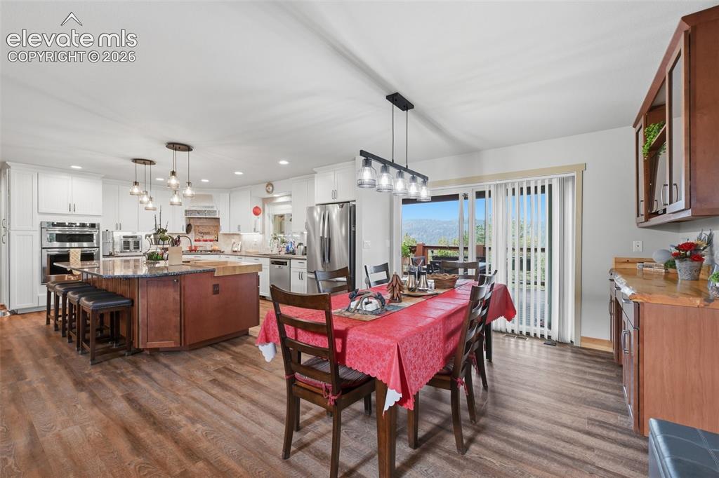Image 11 of 50: Dining Area