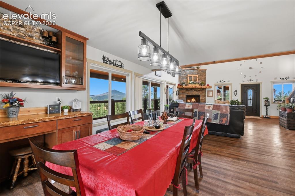 Image 12 of 50: Dining Area