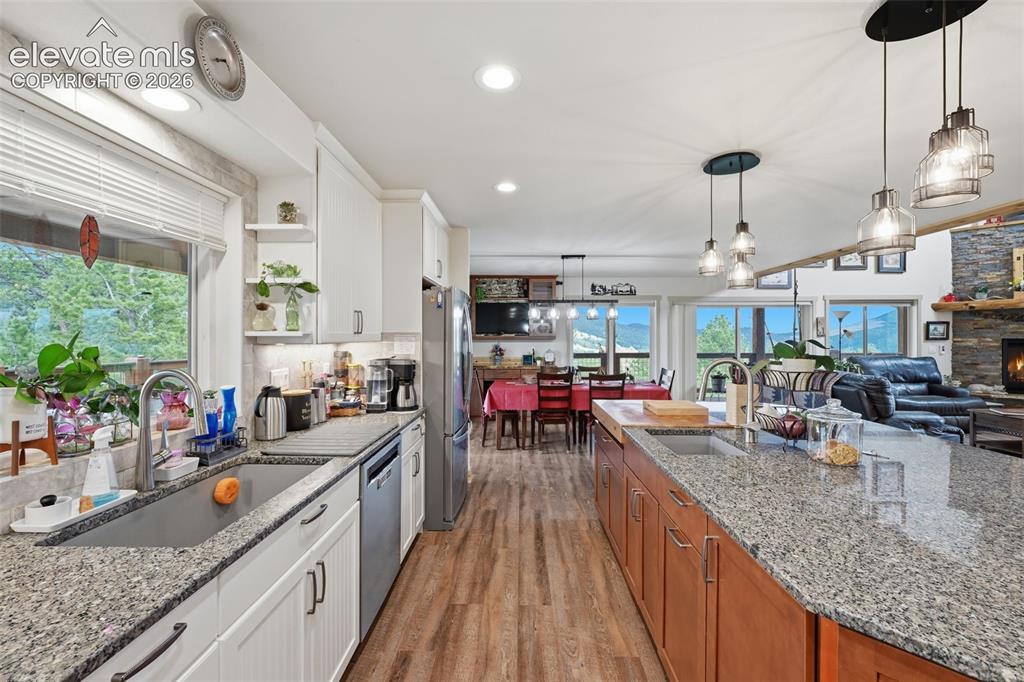 Image 15 of 50: Kitchen