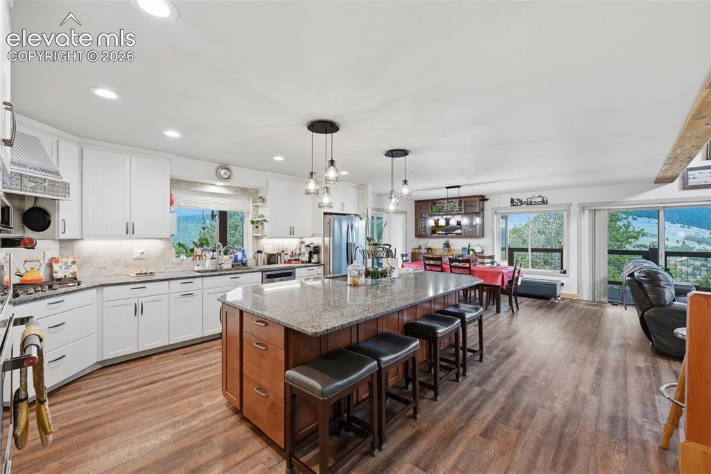 Image 16 of 50: Kitchen