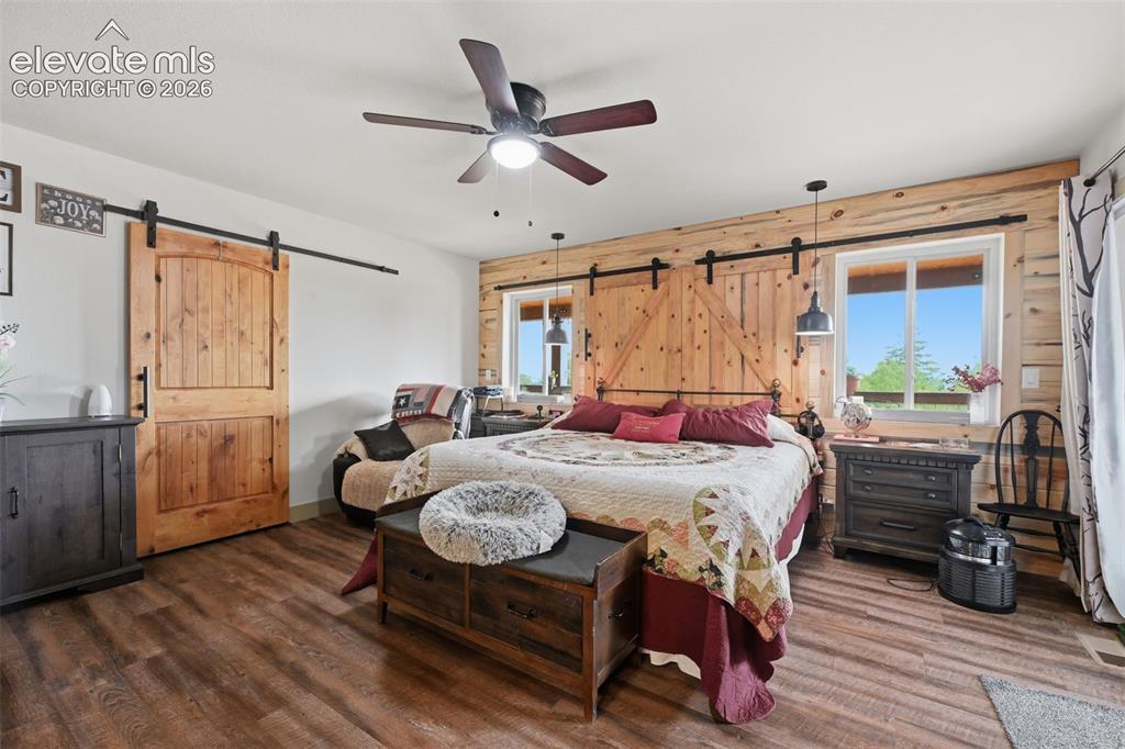 Image 18 of 50: Bedroom